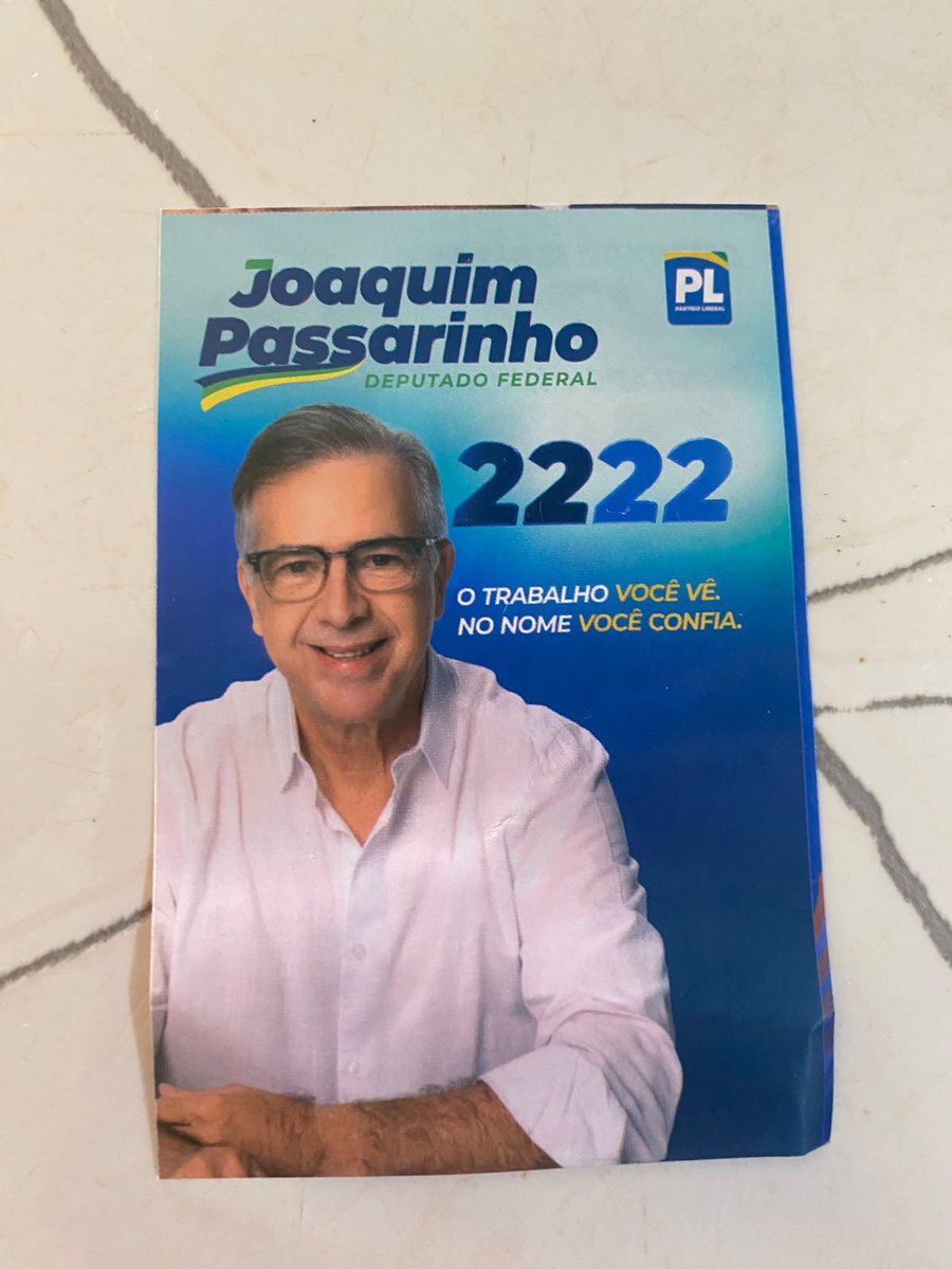 clarke_de_souza's tweet photo. Engraçado que, ultimamente, tem uma movimentação bem estranha. E é o que eu sempre digo para vocês: são os métodos e as técnicas que certas pessoas, partidos e até mesmo candidatos usam.

O que me faz crer é que existem pessoas que, de fato, se unem em torno de uma terceira via, e essa terceira via teria o intuito de enterrar Jair Bolsonaro e tudo o que ele representa, custe o que custar, em favor de um projeto que, na minha visão, não é o Brasil.

Nesse caso, o Joaquim Passarinho é o presidente do PL no estado do Pará, mas o senador que aparece no material de campanha e no santinho é um senador do Lula. O pior é ver pessoas fazendo campanha e usando a bandeira da Hanna, que é candidata do Lula aqui no Pará.

Cara, é algo surreal: o presidente do Partido Liberal, às vésperas do primeiro turno, fazendo uma dobradinha com um partido que é totalmente 100%, contra Jair Bolsonaro.

Enfim, que coisa estranha, não?

E, quando você pesquisa mais a fundo, vê que o CNPJ responsável pelo material é do próprio candidato, Joaquim Passarinho, que é presidente do PL.

É algo inacreditável. Quem está vendo isso? Para mim, isso levanta questionamentos sobre quais são, de fato, os projetos e interesses envolvidos.