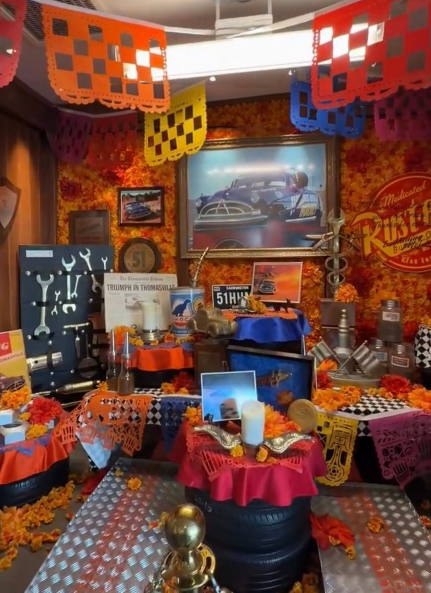 CartoonsOTMoon's tweet photo. El Rayo McQueen le dedicó una ofrenda del Día de Muertos a Doc Hudson en Disneyland:

💬 «Gira a la derecha para ir a la izquierda... no estabas tan loco. Gracias por todo». https://t.co/9qcN7AN3Bp