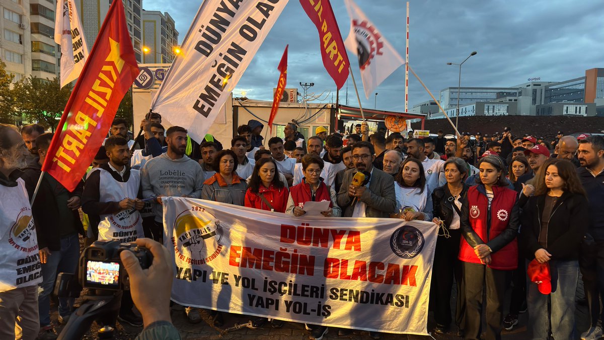 egitimsen21's tweet photo. Diyarbakır Şehir Hastanesi şantiyesinde hak aradıkları ve sendikalı oldukları için hukuksuzca işten çıkarılan direnişçi işçilerin yanındayız! 
Bugün KESK  olarak, hastane inşaatı önünde onurlu  hak mücadelesi yürüten inşaat işçilerine dayanışma ziyaretinde bulunduk.
Eksik ücretlere, keyfi kesintilere ve sendika düşmanlığına karşı omuz omuza direnen arkadaşlarımızın talepleri derhal kabul edilmelidir. Baskılar, işten atmalar ve şantiye ablukaları emekçilerin iradesini kıramaz!