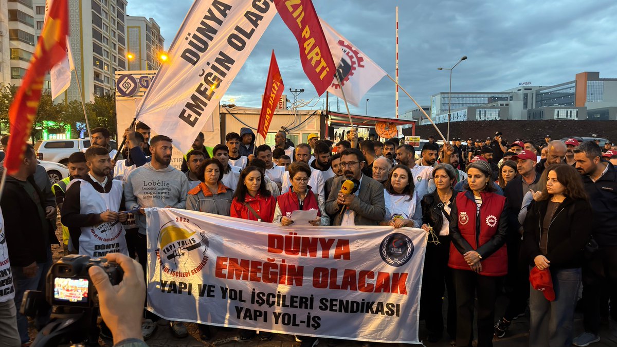 egitimsen21's tweet photo. Diyarbakır Şehir Hastanesi şantiyesinde hak aradıkları ve sendikalı oldukları için hukuksuzca işten çıkarılan direnişçi işçilerin yanındayız! 
Bugün KESK  olarak, hastane inşaatı önünde onurlu  hak mücadelesi yürüten inşaat işçilerine dayanışma ziyaretinde bulunduk.
Eksik ücretlere, keyfi kesintilere ve sendika düşmanlığına karşı omuz omuza direnen arkadaşlarımızın talepleri derhal kabul edilmelidir. Baskılar, işten atmalar ve şantiye ablukaları emekçilerin iradesini kıramaz!