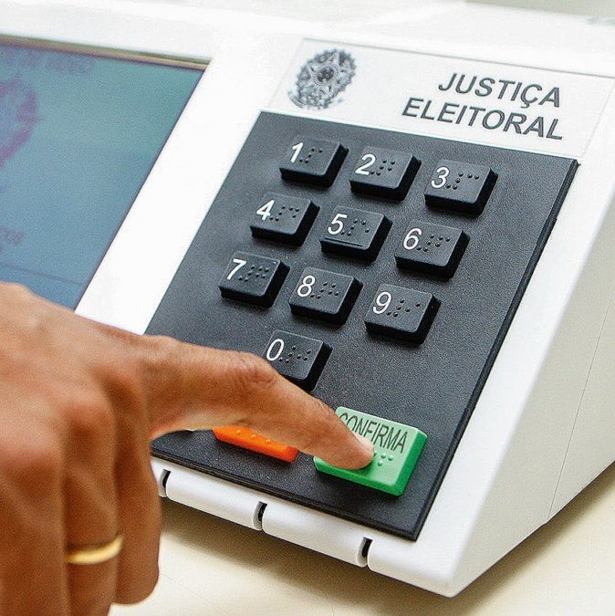 choquei's tweet photo. 🚨ATENÇÃO: Título de eleitor não será obrigatório no dia da votação. Para ser identificado na seção, o eleitor deve apresentar um documento oficial com foto, como RG, Carteira Nacional de Habilitação (CNH), passaporte ou carteira de trabalho física. https://t.co/LzSmNl7msy