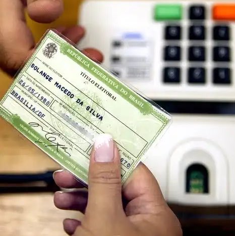 choquei's tweet photo. 🚨ATENÇÃO: Título de eleitor não será obrigatório no dia da votação. Para ser identificado na seção, o eleitor deve apresentar um documento oficial com foto, como RG, Carteira Nacional de Habilitação (CNH), passaporte ou carteira de trabalho física. https://t.co/LzSmNl7msy