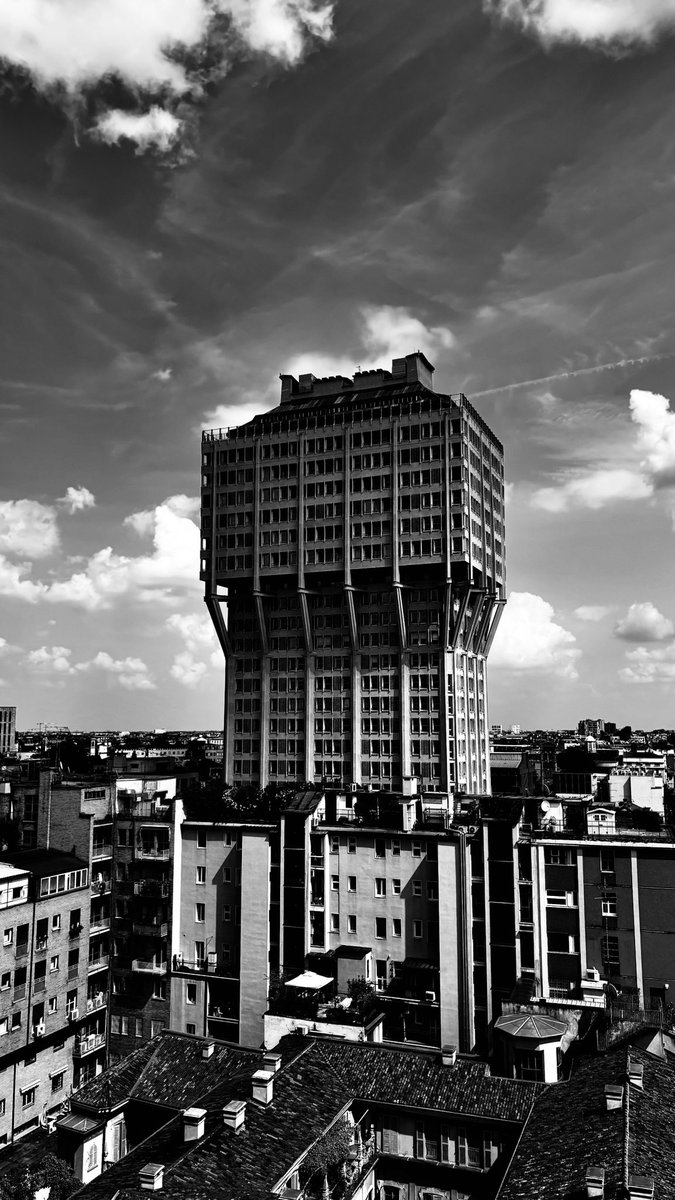 IvanLocalzo's tweet photo. #Milano non ha bisogno di spiegarsi.
Basta guardarla da una certa prospettiva. 

La Torre Velasca è una di quelle presenze che raccontano la città: particolare, controversa, inconfondibile.
Milano è anche questo: avere un’identità e non aver paura di mostrarla. https://t.co/FL3x3Fz7Y2