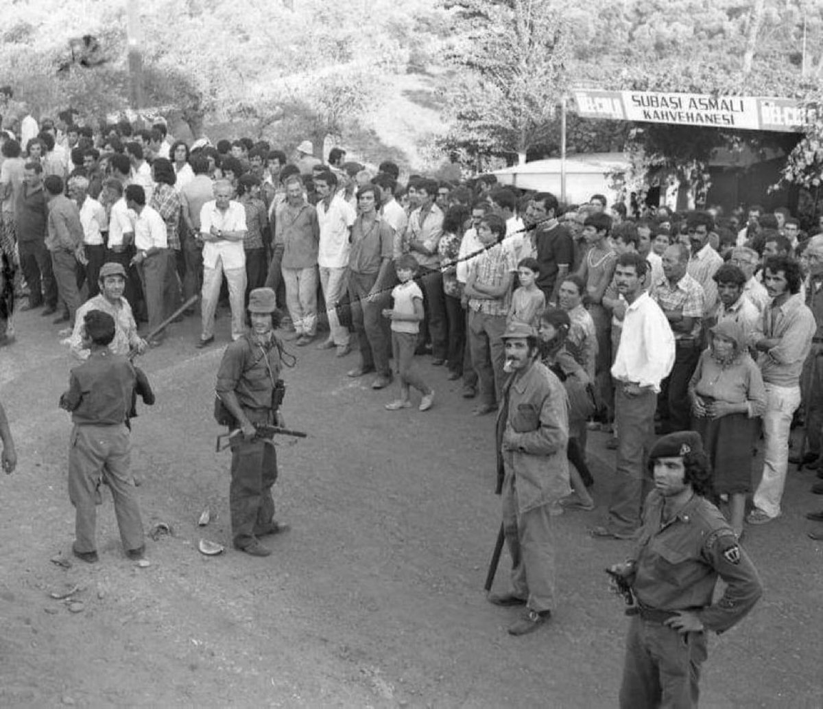 MustafaB49's tweet photo. 📍1974 Lefke / KIBRIS

Kıbrıslı Türkler, birden bire EOKA’cı teröristlere dönüşen Rum komşuları tarafından esir alınıyor.

Rumlar, yüzlerce yıldır birlikte yaşadıkları toprakları, artık esir kampına çevirmiştir.

Ya ölecekler ya da adayı terk edeceklerdi.

SONRA TÜRKİYE GELDİ 🇹🇷 https://t.co/NRSecx7zX0