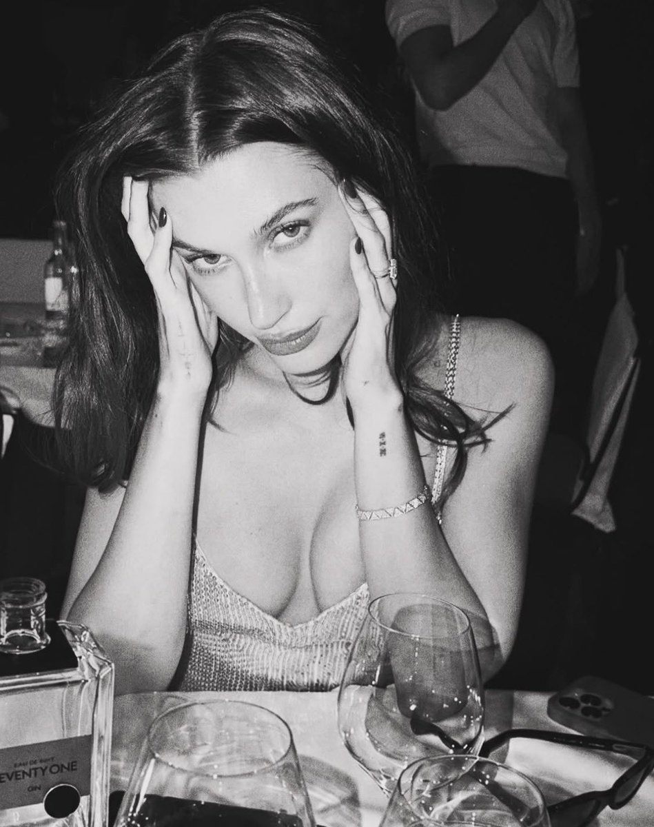 rhodejpg's tweet photo. hailey bieber. https://t.co/HJC8w3Q1ZJ