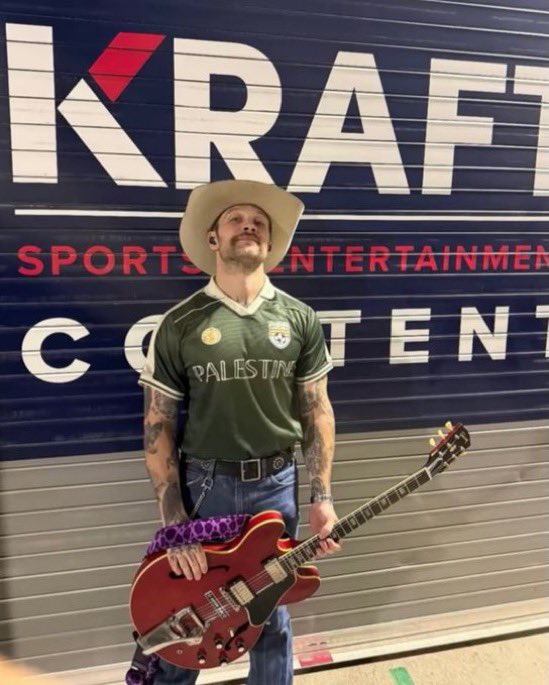 Villgecrazylady's tweet photo. It wasn’t just Zach it was his band too 🥹 and Noah posing in front of the Kraft sign is just 🤌🏻 https://t.co/FJPL6r1OZ2