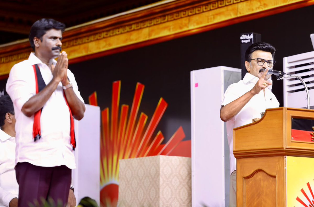 iparanthamen's tweet photo. அரசியல் பொதுவாழ்வில் எனக்கு முகமும் முகவரியுமாக இருக்கக்கூடிய கழக தலைவர் அவர்கள், இன்று என்னை ஆதரித்து பரப்புரை மேற்கொண்டதற்கு எனது நெஞ்சார்ந்த நன்றியை தெரிவித்துக் கொள்கிறேன்.

@mkstalin @Udhaystalin @arivalayam @dmk_youthwing @DMKITwing @PEN_Offl 

#MKStalin #UdhayanidhiStalin #DMK #DMKitwing #Maduranthakam #இடைத்தேர்தல்