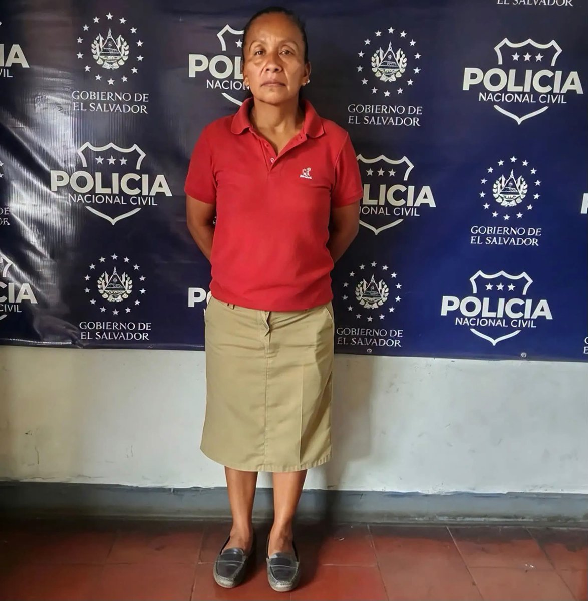 ITROriginal's tweet photo. 🚨 MUJER SERÁ PROCESADA POR PRESUNTA AGRESIÓN CONTRA SU HIJO ADOLESCENTE

📍 Una mujer de 47 años fue detenida en el cantón Azacualpa, distrito de Armenia, Sonsonate Este, tras ser señalada de agredir a su hijo de 15 años con un cincho.

💵 De acuerdo con los reportes compartidos en redes sociales, habría reaccionado así porque sospechaba que el adolescente tomó dinero destinado al pago del alquiler.

⚖️ La detenida, identificada como María Hernández, enfrentará un proceso por el delito de maltrato infantil.