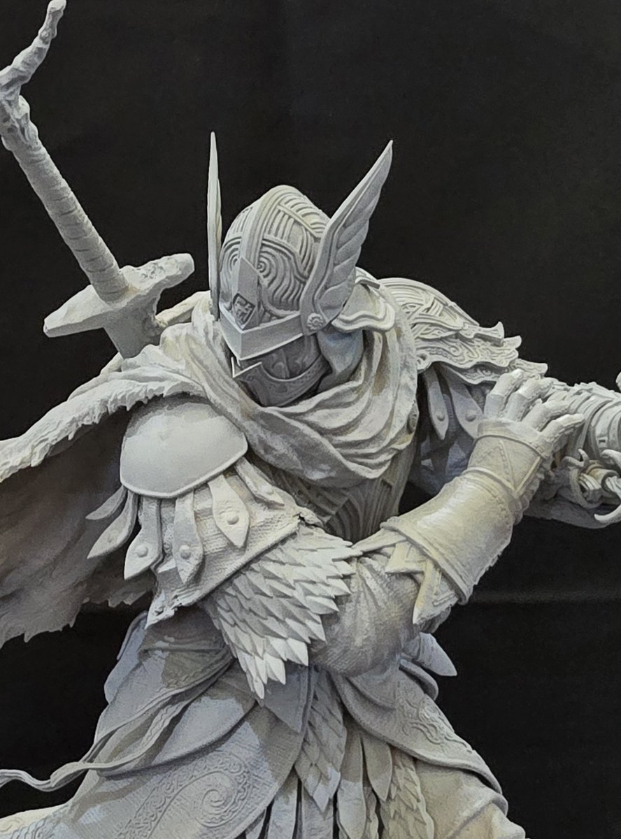 master_kummo's tweet photo. お待たせいたしました！
ELDENRING NIGHTREIGNより、追跡者 1/6スケールスタチューの原型が完成いたしました。
ちょうど1年前の上海ワンフェスで制作途中の原型をお披露目したのですが、そこからほぼ全身に渡りブラッシュアップ。
凄腕原型師の灰石さん（@kaiseki_zy）渾身の逸品となりました！

続く https://t.co/82WVsjVRm6