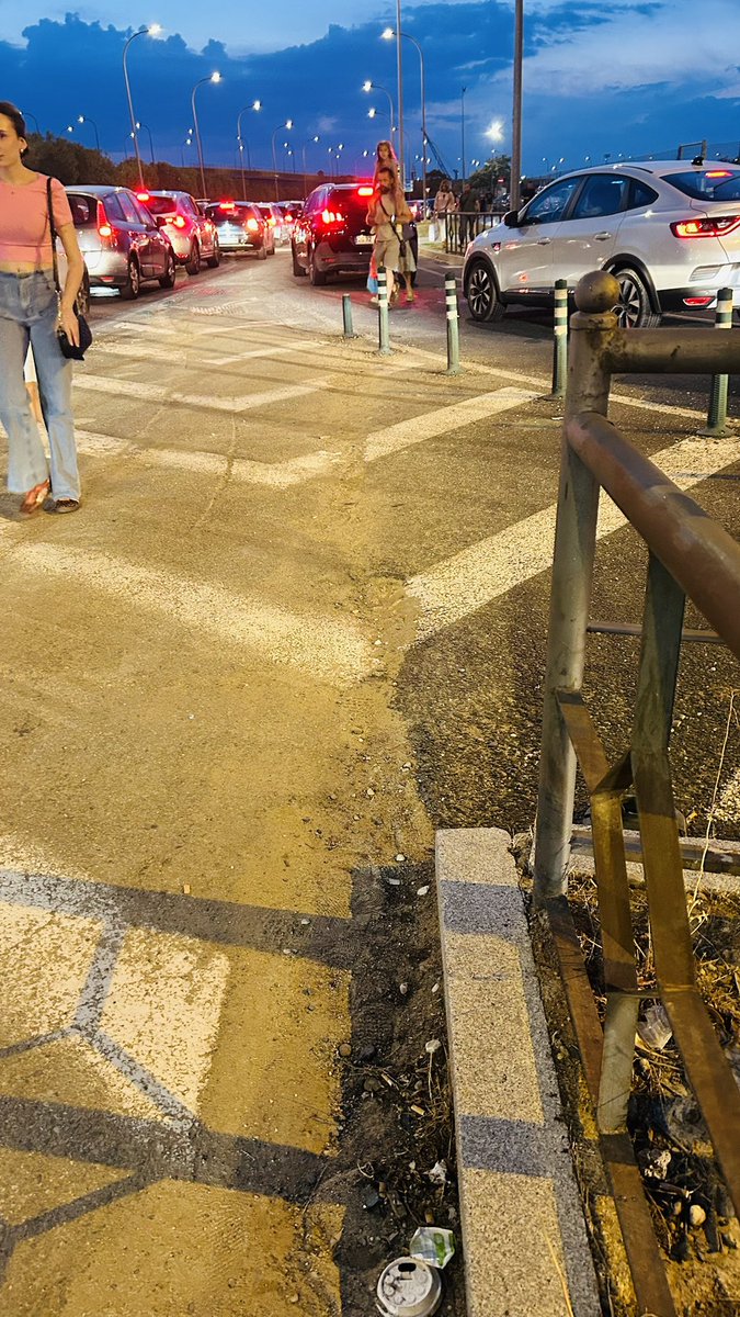 javiberemin's tweet photo. @Ayto_Sevilla @Trafico_Sevilla @PoliciaSevilla @cclagohsevilla me parece increíble y lamentable a la vez que un Centro Comercial y un Ayuntamiento no se han capaces de crear un paso seguro para las familias con niños y carritos de bebé y demás usuarios, y tengan que cruzar así. https://t.co/7vbi7ceu14