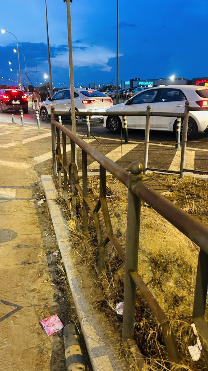 javiberemin's tweet photo. @Ayto_Sevilla @Trafico_Sevilla @PoliciaSevilla @cclagohsevilla me parece increíble y lamentable a la vez que un Centro Comercial y un Ayuntamiento no se han capaces de crear un paso seguro para las familias con niños y carritos de bebé y demás usuarios, y tengan que cruzar así. https://t.co/7vbi7ceu14