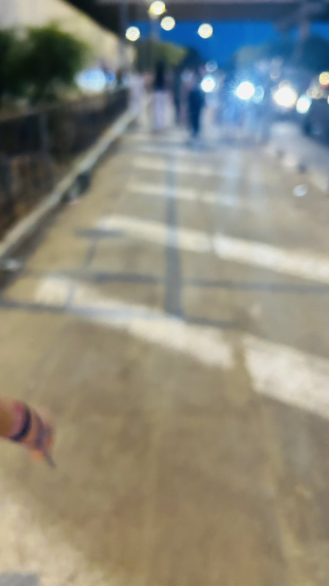 javiberemin's tweet photo. @Ayto_Sevilla @Trafico_Sevilla @PoliciaSevilla @cclagohsevilla me parece increíble y lamentable a la vez que un Centro Comercial y un Ayuntamiento no se han capaces de crear un paso seguro para las familias con niños y carritos de bebé y demás usuarios, y tengan que cruzar así. https://t.co/7vbi7ceu14