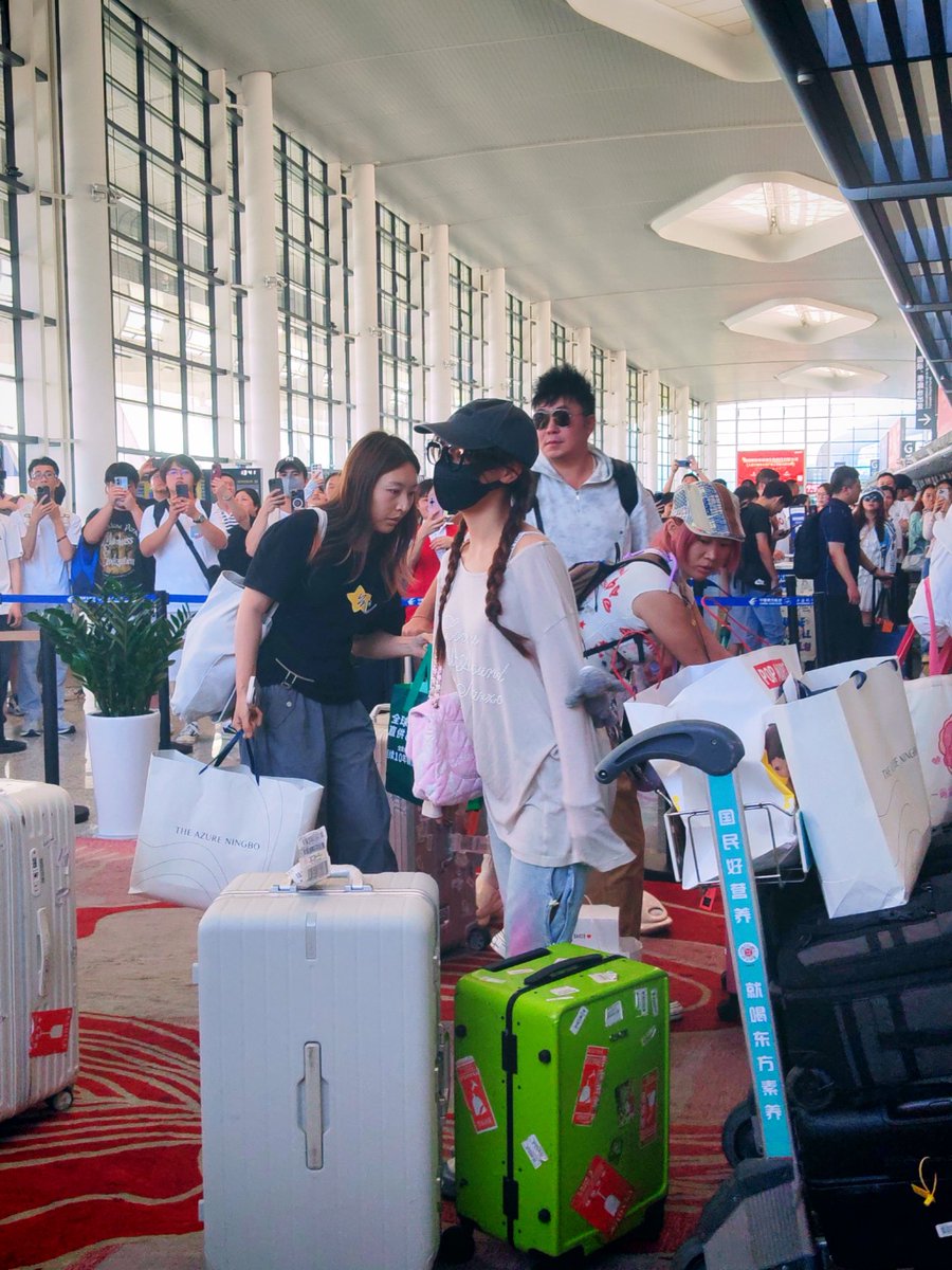 EugeneStewx2pm's tweet photo. Wife taking a photo with her husband at the airport, their luggage has a sign with "堑运侨" written on it. https://t.co/ekT1RNZU4g