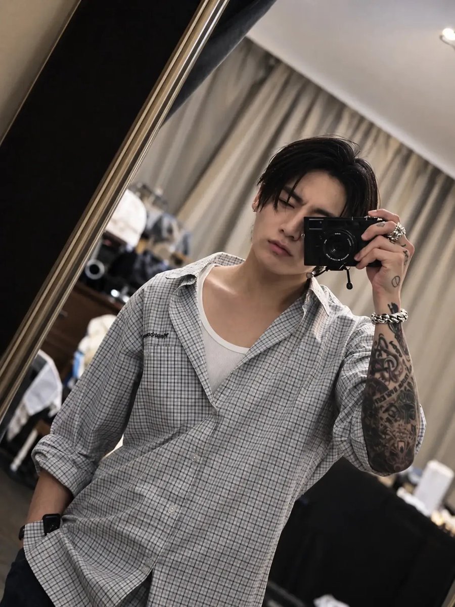 nm9711's tweet photo. Esta foto de Jungkook a color 💜 https://t.co/30znHNZThh