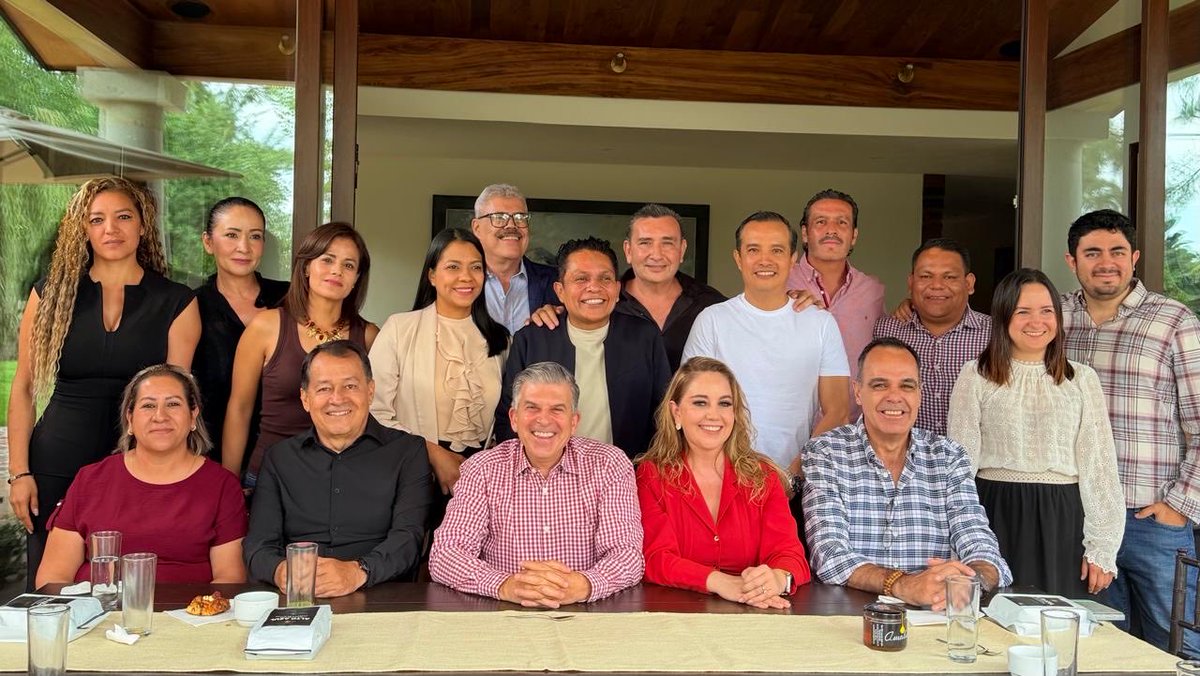SheffieldGto's tweet photo. Esta mañana tuve una reunión muy productiva con grandes compañeras y compañeros liderazgos de morena en León.

En morena estamos listas y listos para ganar nuestro municipio. ¡Este 2027 le quitaremos al PAN la joya de su corona! https://t.co/fwEdfN059v