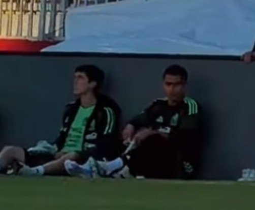 Ketchu08's tweet photo. Tala se sentó junto a Campillo y este junto a Hugo y Santi https://t.co/4gr6ROCAIC
