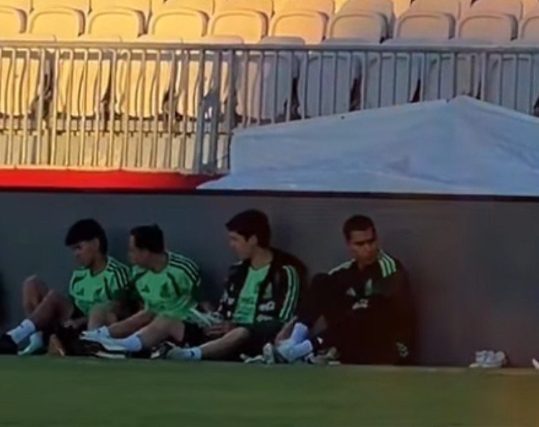 Ketchu08's tweet photo. Tala se sentó junto a Campillo y este junto a Hugo y Santi https://t.co/4gr6ROCAIC