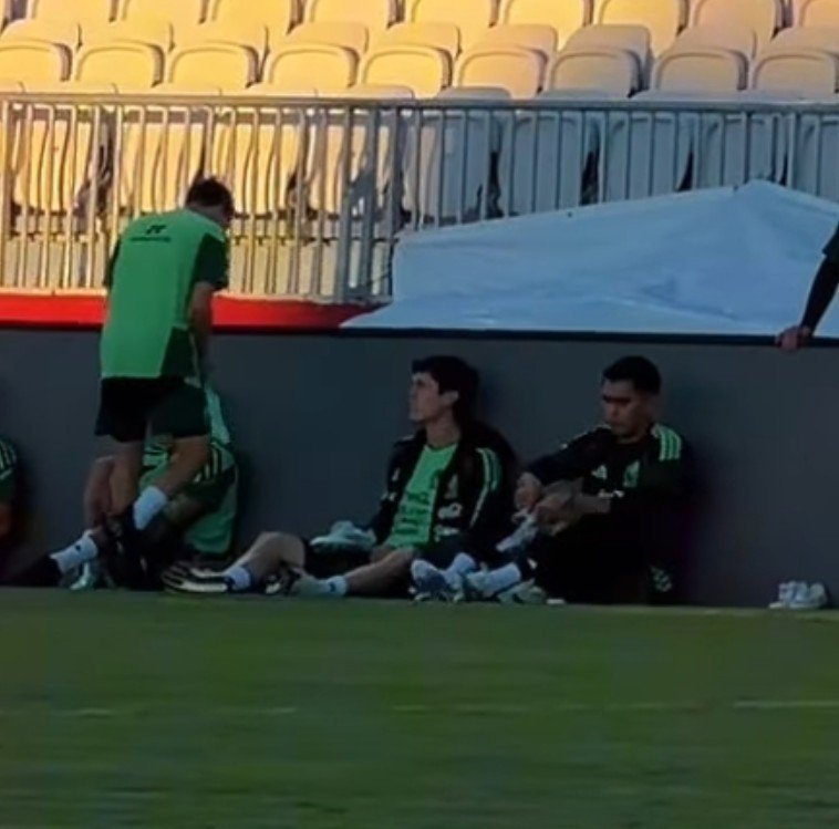 Ketchu08's tweet photo. Tala se sentó junto a Campillo y este junto a Hugo y Santi https://t.co/4gr6ROCAIC