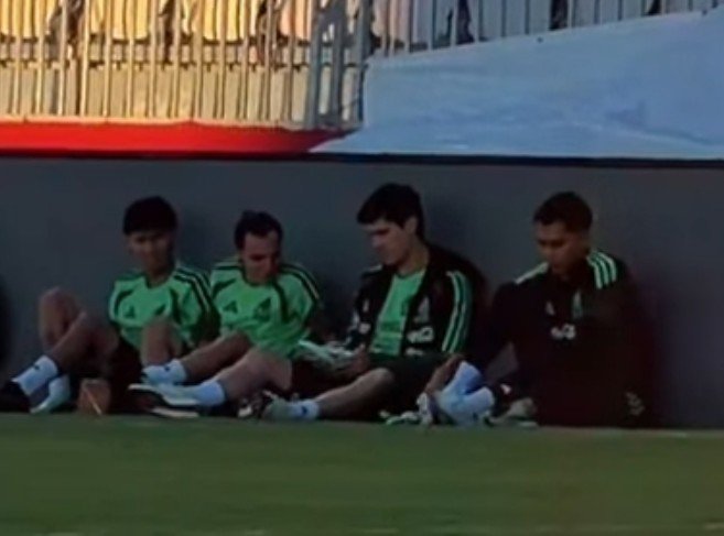 Ketchu08's tweet photo. Tala se sentó junto a Campillo y este junto a Hugo y Santi https://t.co/4gr6ROCAIC