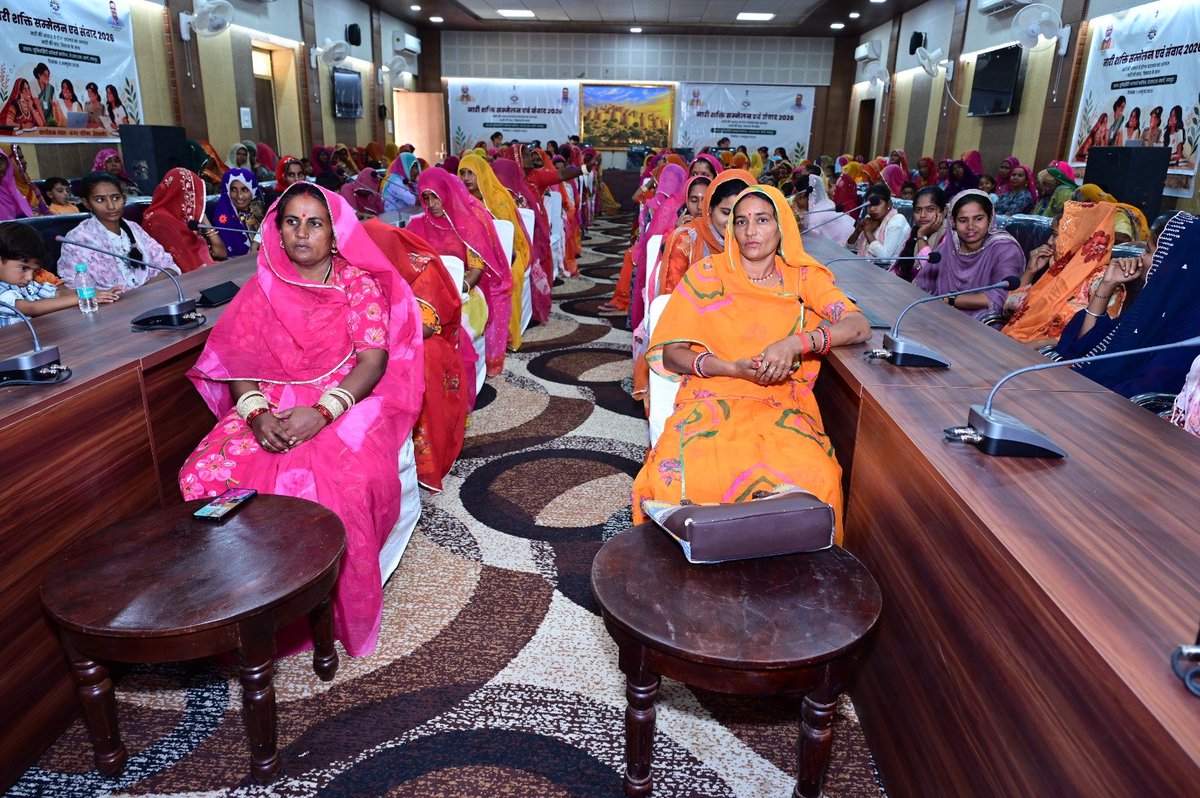 DmJaisalmer's tweet photo. जिला स्तरीय नारी शक्ति सम्मेलन एवं संवाद कार्यक्रम आयोजित
नारी की आवाज से होगा बदलाव का आगाज, नारी की बात, विकास के साथ थीम पर हुआ आयोजन
महिलाओं ने साझा की आत्मनिर्भरता और सफलता की प्रेरक कहानियां
@DIPRRajasthan
@RajCMO
@RajGovOfficial
#DIPRRajasthan 
#2साल_नव_उत्थान_नया_राजस्थान https://t.co/GbvAgyIN0z