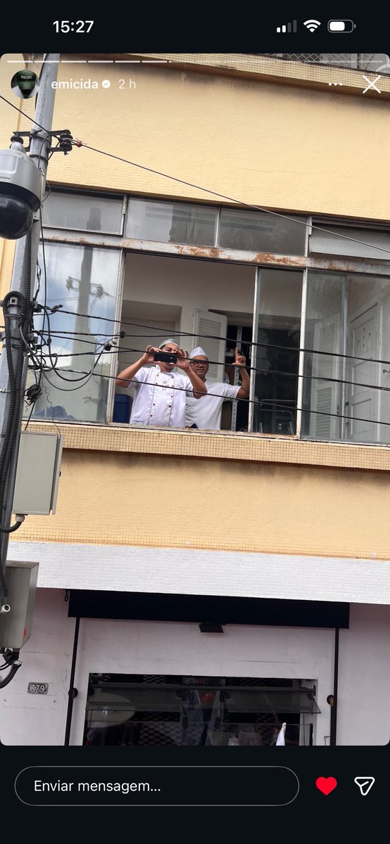 candyferraz's tweet photo. chorando com emicida registrando a classe trabalhadora parando pra fazer o L e ver lula passar em são paulo 😭⭐️ https://t.co/3cROm2feZy