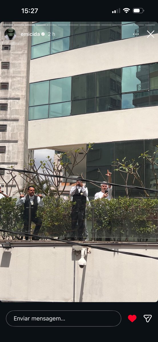 candyferraz's tweet photo. chorando com emicida registrando a classe trabalhadora parando pra fazer o L e ver lula passar em são paulo 😭⭐️ https://t.co/3cROm2feZy