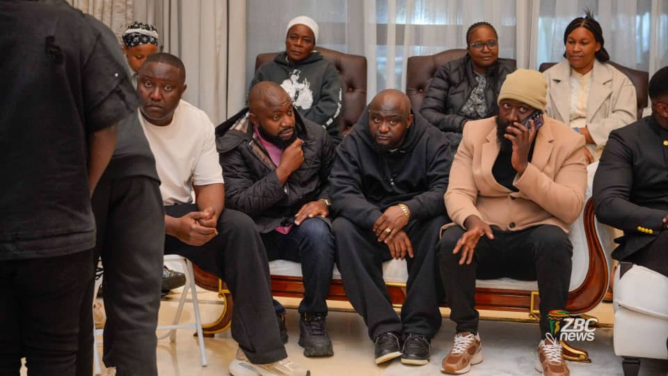 ZBCNewsonline's tweet photo. JAH PRAYZAH, MUDIWA HOOD PAY CONDOLENCES TO CHIVAYO FAMILY

Musicians Jah Prayzah and Mudiwa Hood have joined relatives, friends and associates who continue to gather at the Chivayo residence in Gletwin to mourn businessman and philanthropist Wicknell Chivayo and his wife Lucy Muteke.

#ZBCNews #WicknellChivayo #JahPrayzah #Mudiwa