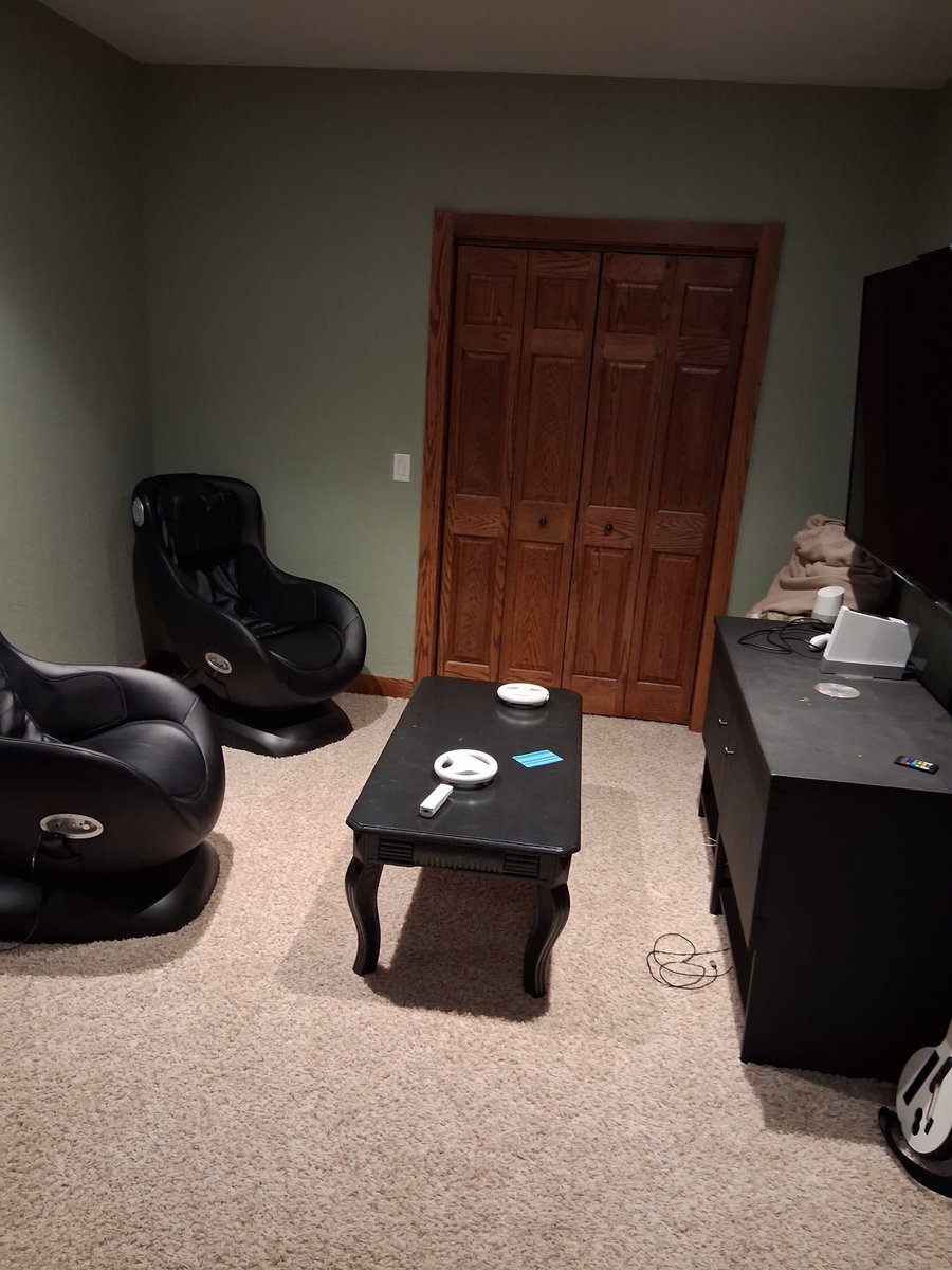 solidghost81's tweet photo. Game room with pedicure chairs. https://t.co/87ZPSDBXxB
