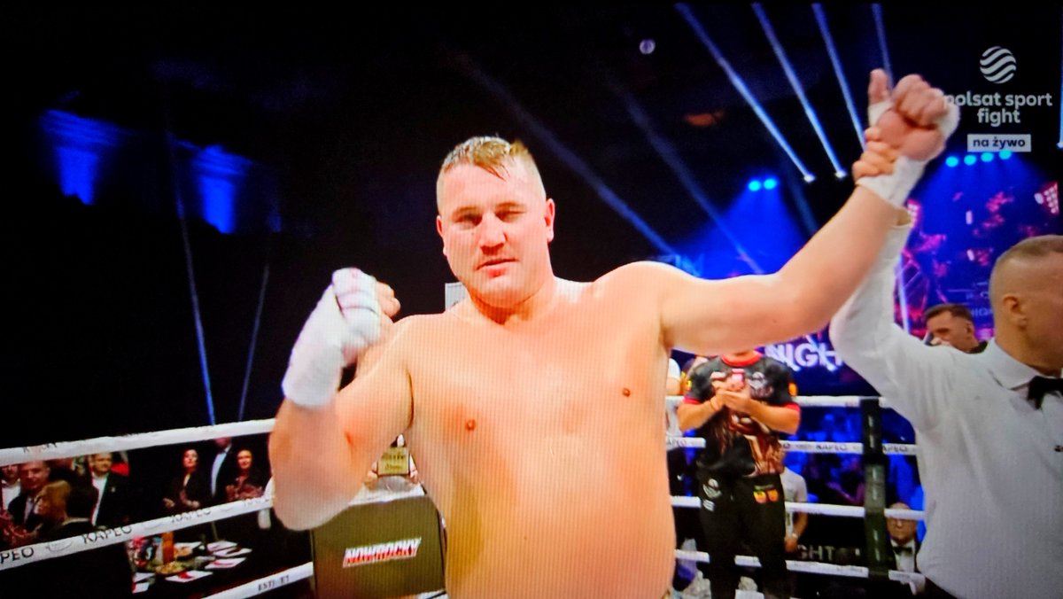 RingBlogpl's tweet photo. Paweł Wierzbicki wygrywa z Pawłem Saładonisem w "wielkim" poworocie po 9 latach do boksu zawodowego. Widać, że czas nie był dla niego łaskawy i sportowo i fizycznie. Poziom widowiska rodem z eliminacyjnych walk turnieju Bigger's Better.

Zobaczymy co to dalej będzie z "Wierzbą". https://t.co/PkCOEFRgK4