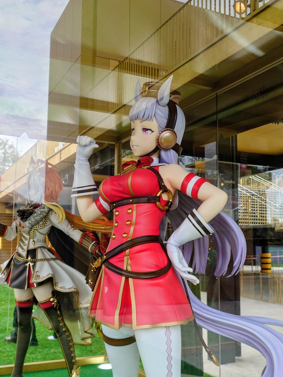 kuritomo24's tweet photo. 現地に着くまでフィギュアって小さいの飾ってあると思ってたら、等身大でビビった(笑)

 #凱旋門賞 https://t.co/XRXFAnPvZC