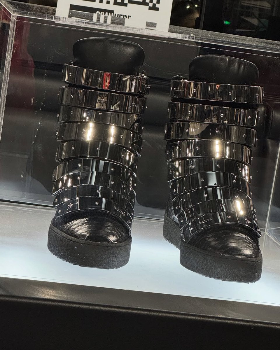 wmpcarti's tweet photo. First look at Playboi Carti x Giuseppe Zanotti collab boots https://t.co/Fe1Q5GkyAN