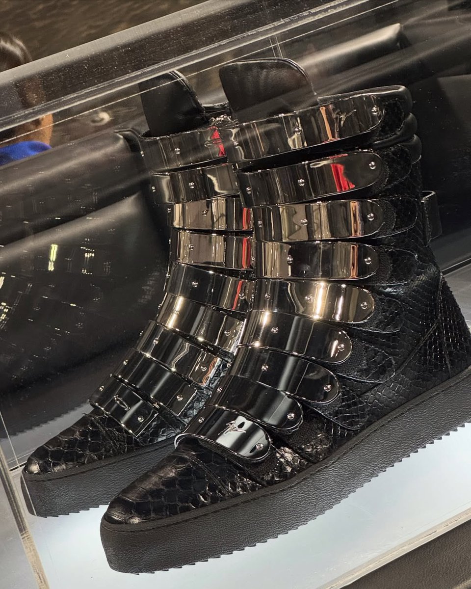 wmpcarti's tweet photo. First look at Playboi Carti x Giuseppe Zanotti collab boots https://t.co/Fe1Q5GkyAN