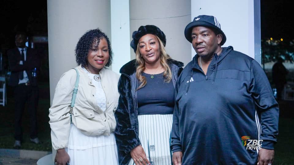 ZBCNewsonline's tweet photo. JAH PRAYZAH, MUDIWA HOOD PAY CONDOLENCES TO CHIVAYO FAMILY

Musicians Jah Prayzah and Mudiwa Hood have joined relatives, friends and associates who continue to gather at the Chivayo residence in Gletwin to mourn businessman and philanthropist Wicknell Chivayo and his wife Lucy Muteke.

#ZBCNews #WicknellChivayo #JahPrayzah #Mudiwa