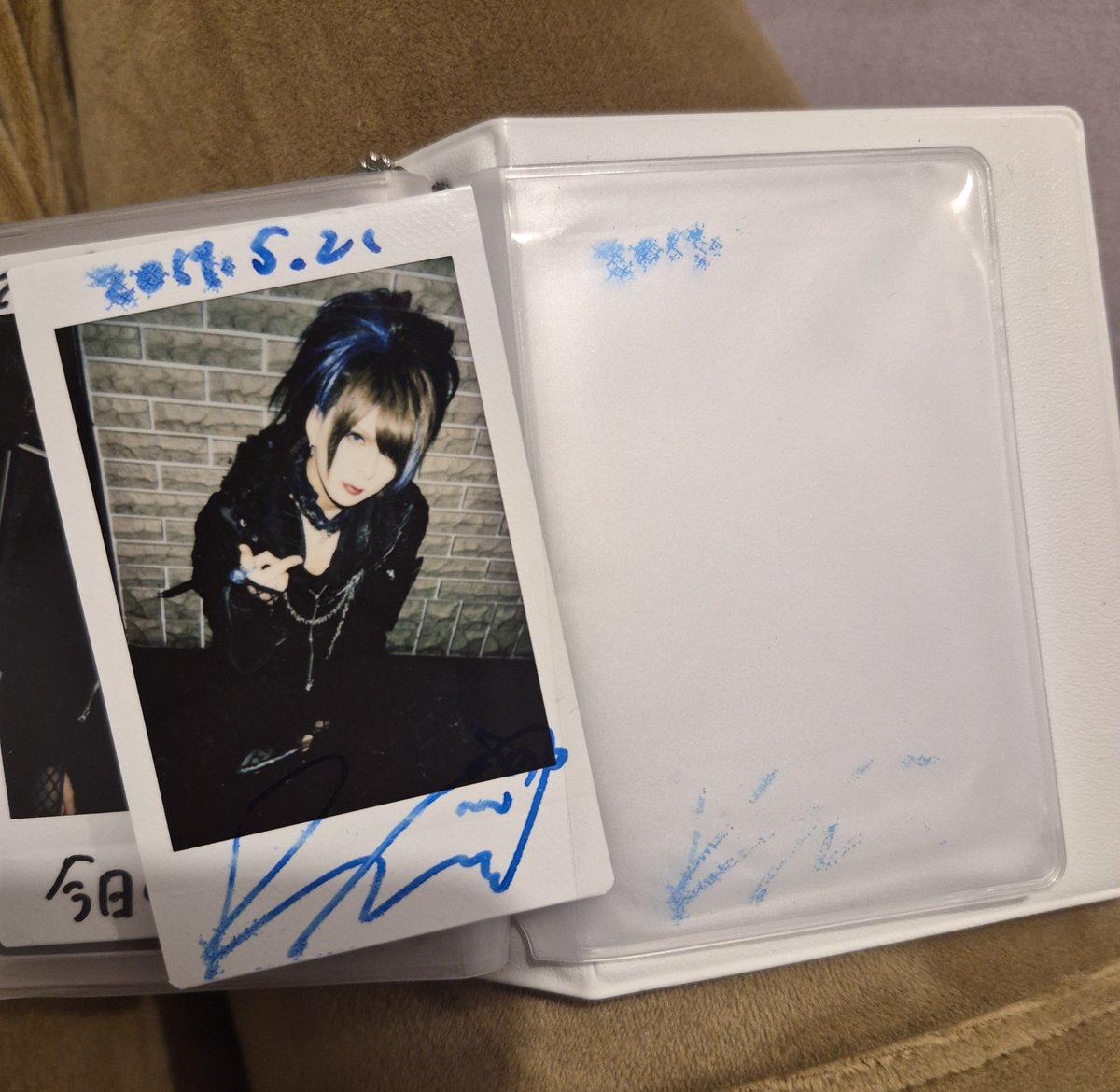 lilTV15's tweet photo. NEVER put a signed cheki without the protective foil into a holder. https://t.co/1ZpkMuF9iS