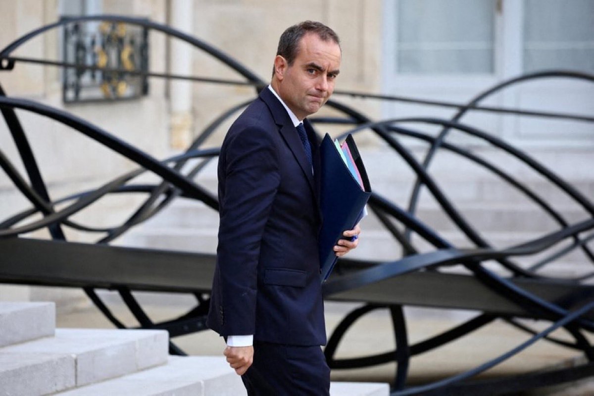 CerfiaFR's tweet photo. 🇫🇷 FLASH | Face aux débordements en marge du mouvement lycéen, le gouvernement accélère l’examen du PROJET DE LOI « CASSEUR-PAYEUR », qui sera inscrit à l’ordre du jour du Sénat dès octobre.

Le texte prévoit notamment de pouvoir engager la responsabilité civile d’un individu resté volontairement au sein d’un groupe ayant commis des dégradations, même sans preuve qu’il les a personnellement commises. (Le Parisien)
