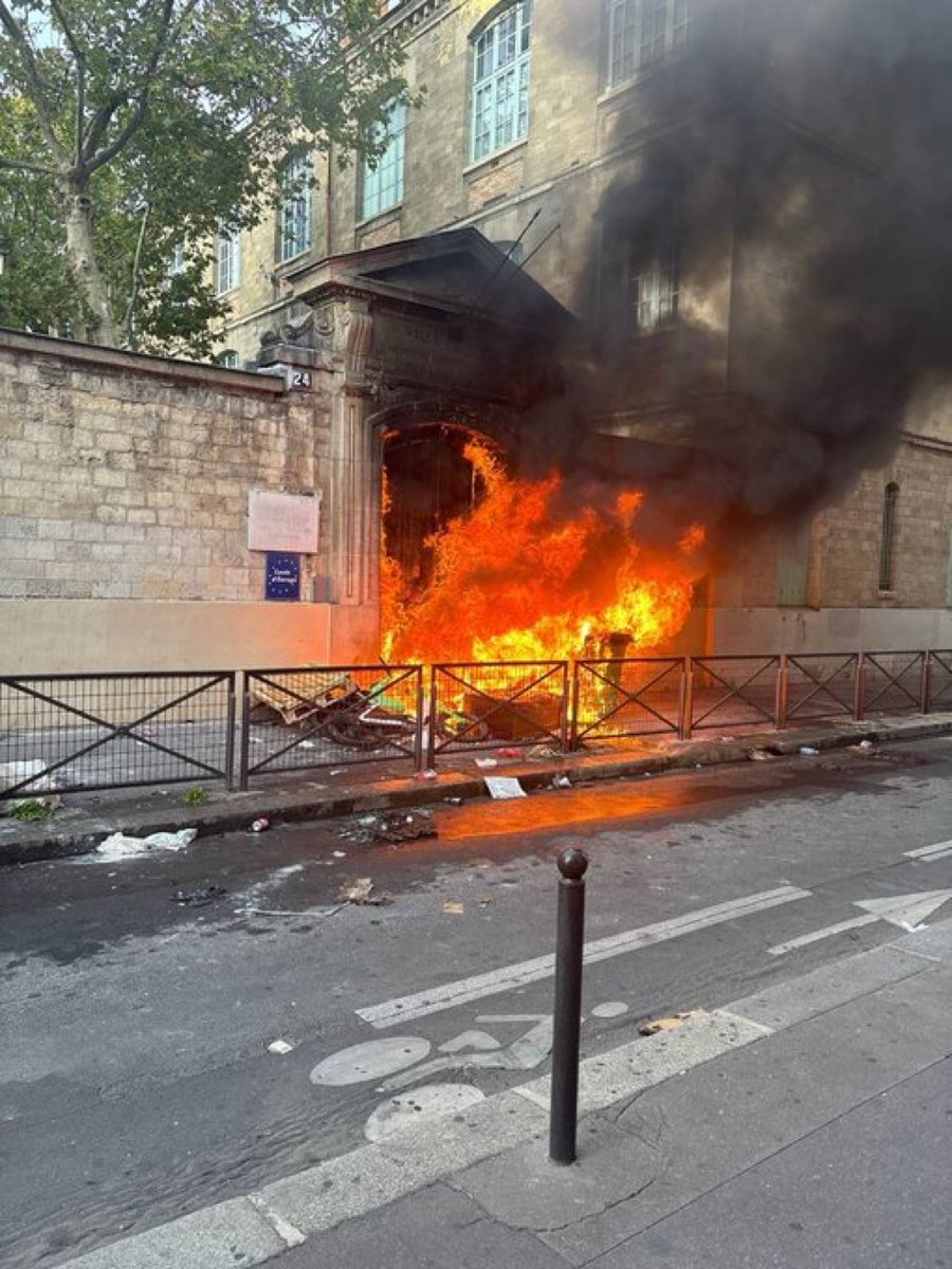 CerfiaFR's tweet photo. 🇫🇷 FLASH | Face aux débordements en marge du mouvement lycéen, le gouvernement accélère l’examen du PROJET DE LOI « CASSEUR-PAYEUR », qui sera inscrit à l’ordre du jour du Sénat dès octobre.

Le texte prévoit notamment de pouvoir engager la responsabilité civile d’un individu resté volontairement au sein d’un groupe ayant commis des dégradations, même sans preuve qu’il les a personnellement commises. (Le Parisien)