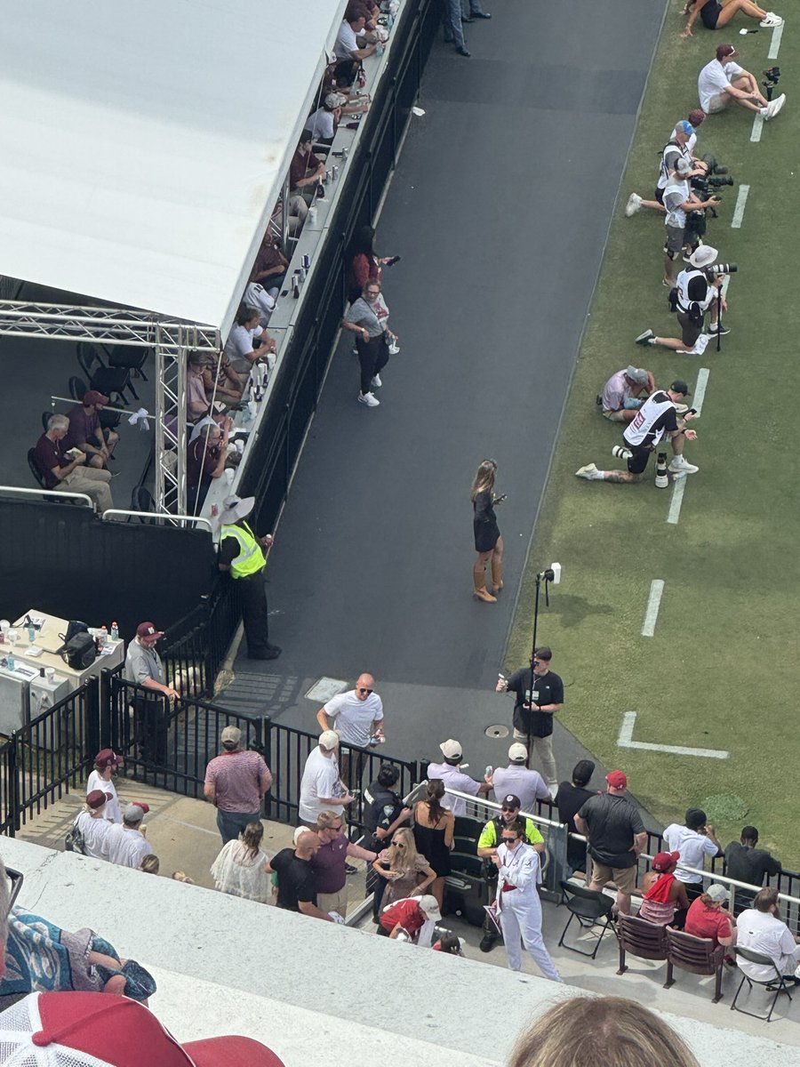 JacksonTingle10's tweet photo. Commissioner @JoshPateCFB, anyway I can get a pic from up here. Lmk https://t.co/tXecirF87j