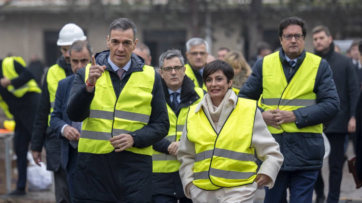 veintimillapie's tweet photo. El Presidentes de la democracia que menos viviendas públicas ha construido es Sánchez:
Calvo-Sotelo 213.709, Felipe González 1.057.506    
Aznar 477.410, Zapatero 498.982, Rajoy 105.424, Sánchez 78.735
En que te has gastado nuestro dinero? https://t.co/wWUrqtIoj4