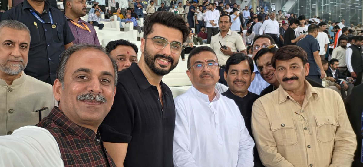 ManojTiwariMP's tweet photo. ब्राजील और भारत का मैत्री फुटबॉल मैच देखने कोलकाता गया.. प. बंगाल के यशस्वी मुख्यमंत्री शुवेंदु अधिकारी जी भी रहे उपस्थित https://t.co/3yhRIs0K9E