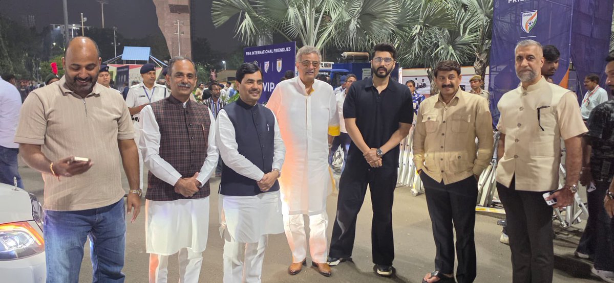 ManojTiwariMP's tweet photo. ब्राजील और भारत का मैत्री फुटबॉल मैच देखने कोलकाता गया.. प. बंगाल के यशस्वी मुख्यमंत्री शुवेंदु अधिकारी जी भी रहे उपस्थित https://t.co/3yhRIs0K9E