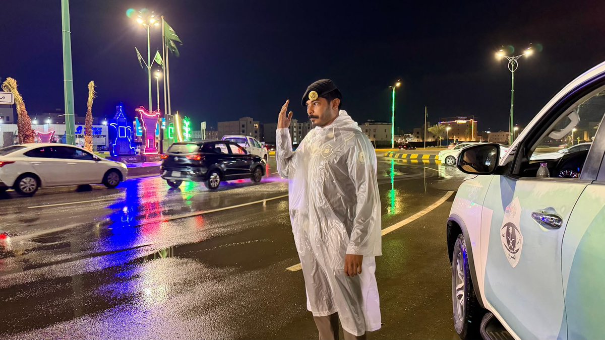 eMoroor's tweet photo. جهود ⁧#المرور_السعودي⁩ بمنطقة جازان أثناء هطول الأمطار. https://t.co/tKkBlbIZM3