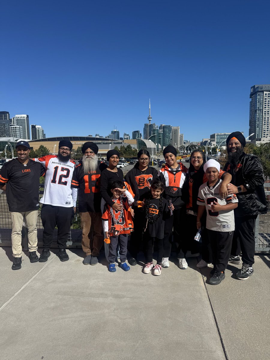 DarshanVancity's tweet photo. 6 newbies at their first #CFL game ever. Spreading the gospel of 3 down football, one person at a time! #CFL #BCLions #Argos #CNTower https://t.co/7hzHqbNPbZ