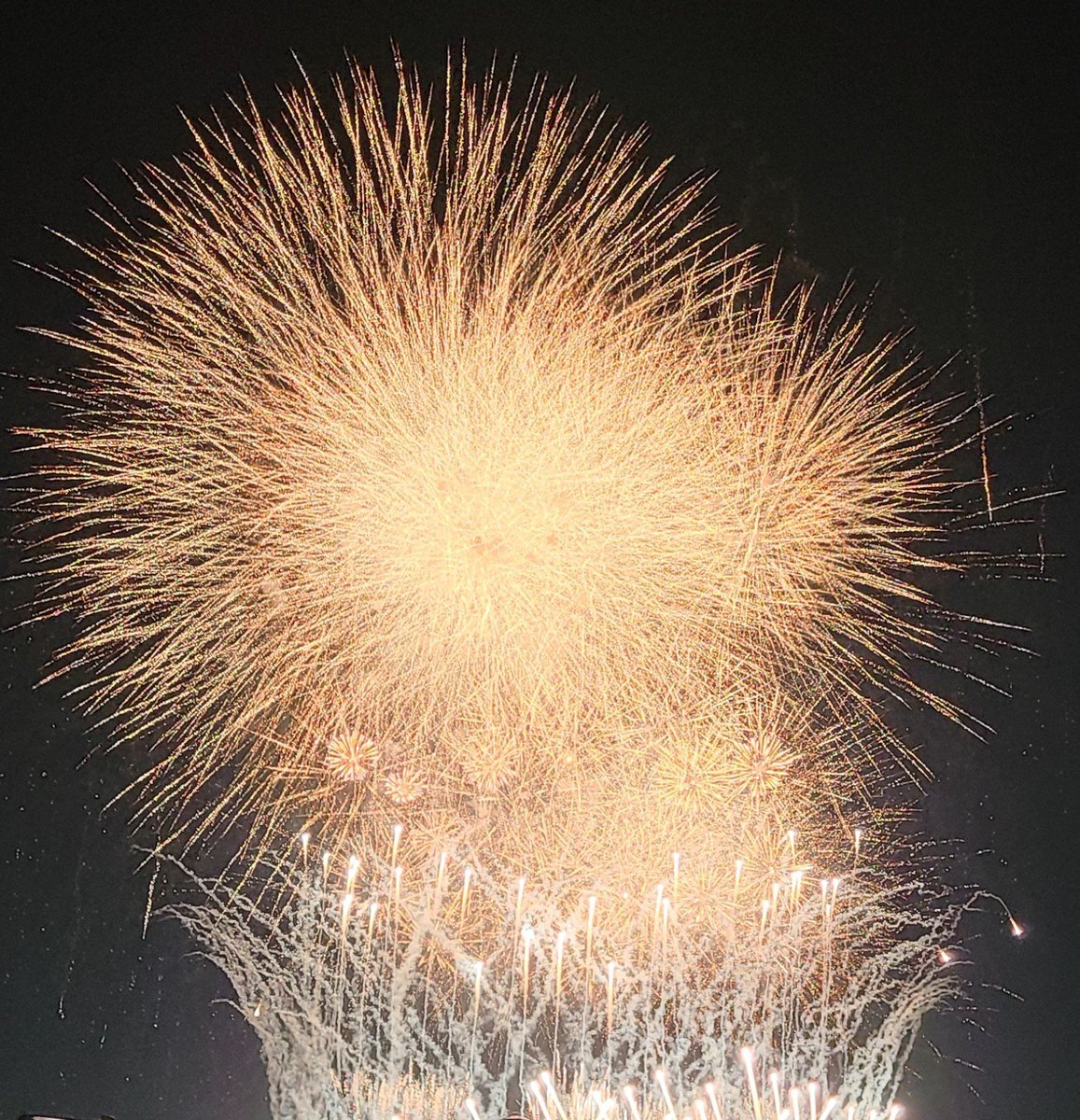 ShiN0b_'s tweet photo. 今年の #世田谷区たまがわ花火大会
曇りで普通に寒かった2023年
開始前からの雨で時計が水没した2024年
普通に雨の湿度100%モクモクの2025年
(どのレベルで荒天なのか本当に謎ですいつもありがとうございます)
今年は晴れて風も吹きいい天気でめちゃめちゃ綺麗な花火でした
フィナーレlulu.はえぐい https://t.co/yADZ58J6gq