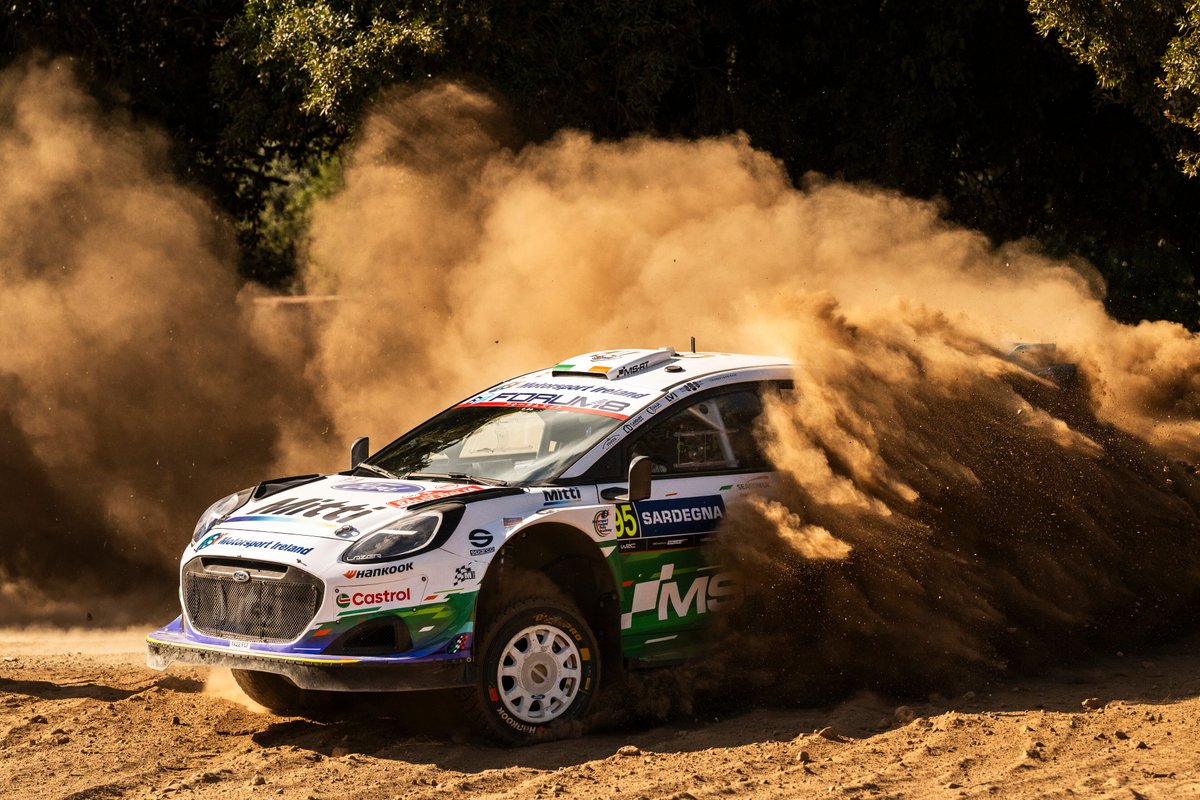 LVRally's tweet photo. Sportiski piesātināta izvērtās Rally Italia Sardegna sestdiena. Dienu līderpozīcijā iesāka Tjerī Nevils (Hyundai Shell Mobis WRT), kurš pēc trim ātrumposmiem stafetes kociņu nodeva Oliveram Solbergam (Toyota Gazoo Racing). Vēl vairāk, jau nākamā ātrumposmā Nevils piedzīvo avāriju, un izstājas no turpmākas cīņas par uzvaru... Veselības sarežģījumu dēļ no rallija šodien izstājās arī Dani Sordo (Hyundai), ārpus trases izbrauca Džošs Makerlīns (M-Sport Ford WRT), bet liepājnieki Mārtiņš Sesks / Renārs Francis (M-Sport), automašīnas stūres sistēmas defekta dēļ, neveica noslēdzošos trīs ātrumposmus.

Pozicionālām izmaiņām piepildīta diena arī Adrianam Formo (Hyundai), kuram šodien piecas reizes mainījās vieta rallija kopvērtējumā - dienas izskaņā ceturtais.

Sestdienas noslēgumā līderpozīcijā trīs Toyota Gazoo Racing WRT komandas ekipāžas - Solbergs, Sebastjans Ožjē un Sami Pajari.

Tikmēr galvenais pretendents cīņā par pasaules čempiontitulu Elfins Evans - tikai piektajā pozīcijā.

M-Sport Ford WRT nometnē, vissekmīgāk veicas Džonam Armstrongam, kurš šobrīd ierindojas septītajā pozīcijā.

Svētdienas pirmā ātrumposma starts - plkst. 9:31.

📸 #RedBullContentPool #WRC #RallyItaliaSardegna