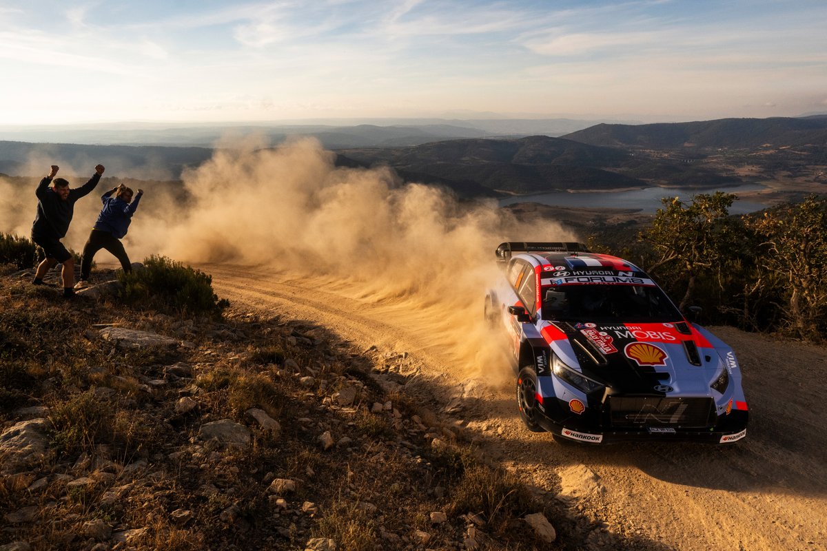LVRally's tweet photo. Sportiski piesātināta izvērtās Rally Italia Sardegna sestdiena. Dienu līderpozīcijā iesāka Tjerī Nevils (Hyundai Shell Mobis WRT), kurš pēc trim ātrumposmiem stafetes kociņu nodeva Oliveram Solbergam (Toyota Gazoo Racing). Vēl vairāk, jau nākamā ātrumposmā Nevils piedzīvo avāriju, un izstājas no turpmākas cīņas par uzvaru... Veselības sarežģījumu dēļ no rallija šodien izstājās arī Dani Sordo (Hyundai), ārpus trases izbrauca Džošs Makerlīns (M-Sport Ford WRT), bet liepājnieki Mārtiņš Sesks / Renārs Francis (M-Sport), automašīnas stūres sistēmas defekta dēļ, neveica noslēdzošos trīs ātrumposmus.

Pozicionālām izmaiņām piepildīta diena arī Adrianam Formo (Hyundai), kuram šodien piecas reizes mainījās vieta rallija kopvērtējumā - dienas izskaņā ceturtais.

Sestdienas noslēgumā līderpozīcijā trīs Toyota Gazoo Racing WRT komandas ekipāžas - Solbergs, Sebastjans Ožjē un Sami Pajari.

Tikmēr galvenais pretendents cīņā par pasaules čempiontitulu Elfins Evans - tikai piektajā pozīcijā.

M-Sport Ford WRT nometnē, vissekmīgāk veicas Džonam Armstrongam, kurš šobrīd ierindojas septītajā pozīcijā.

Svētdienas pirmā ātrumposma starts - plkst. 9:31.

📸 #RedBullContentPool #WRC #RallyItaliaSardegna