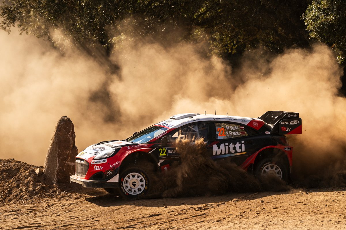 LVRally's tweet photo. Sportiski piesātināta izvērtās Rally Italia Sardegna sestdiena. Dienu līderpozīcijā iesāka Tjerī Nevils (Hyundai Shell Mobis WRT), kurš pēc trim ātrumposmiem stafetes kociņu nodeva Oliveram Solbergam (Toyota Gazoo Racing). Vēl vairāk, jau nākamā ātrumposmā Nevils piedzīvo avāriju, un izstājas no turpmākas cīņas par uzvaru... Veselības sarežģījumu dēļ no rallija šodien izstājās arī Dani Sordo (Hyundai), ārpus trases izbrauca Džošs Makerlīns (M-Sport Ford WRT), bet liepājnieki Mārtiņš Sesks / Renārs Francis (M-Sport), automašīnas stūres sistēmas defekta dēļ, neveica noslēdzošos trīs ātrumposmus.

Pozicionālām izmaiņām piepildīta diena arī Adrianam Formo (Hyundai), kuram šodien piecas reizes mainījās vieta rallija kopvērtējumā - dienas izskaņā ceturtais.

Sestdienas noslēgumā līderpozīcijā trīs Toyota Gazoo Racing WRT komandas ekipāžas - Solbergs, Sebastjans Ožjē un Sami Pajari.

Tikmēr galvenais pretendents cīņā par pasaules čempiontitulu Elfins Evans - tikai piektajā pozīcijā.

M-Sport Ford WRT nometnē, vissekmīgāk veicas Džonam Armstrongam, kurš šobrīd ierindojas septītajā pozīcijā.

Svētdienas pirmā ātrumposma starts - plkst. 9:31.

📸 #RedBullContentPool #WRC #RallyItaliaSardegna