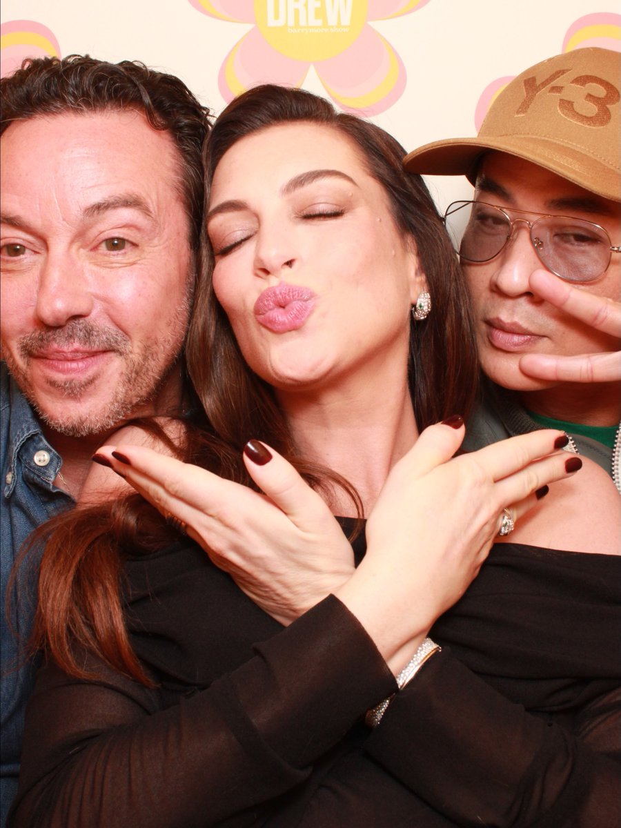 annehathawaybr's tweet photo. Anne Hathaway ao lado do seu cabeleireiro Orlando Pita e o Maquiador Hung Vanngo.

hairbyorlandopita via: instagram https://t.co/VUybiFnU7K