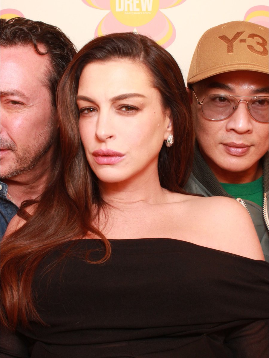 annehathawaybr's tweet photo. Anne Hathaway ao lado do seu cabeleireiro Orlando Pita e o Maquiador Hung Vanngo.

hairbyorlandopita via: instagram https://t.co/VUybiFnU7K