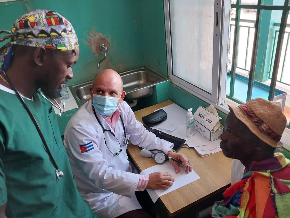MINSAPCuba's tweet photo. 🇨🇺⚕️🌏A 42 años de creada, la Unidad Central de Cooperación Médica continúa ratificando que un mundo mejor es posible.
Desde su fundación coordina y acompaña a colaboradores que escriben cada día historias de solidaridad, humanismo y enaltecen a la Salud Pública��🇺.
#CubaPorLaVida https://t.co/Sh9X6UWb6l