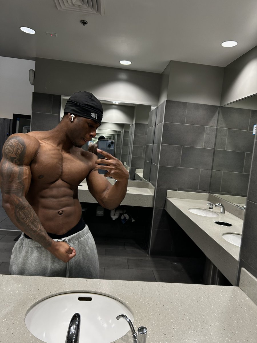 jaydadon43's tweet photo. Yall see da vein jumping out 👀 https://t.co/ltEyyERLji
